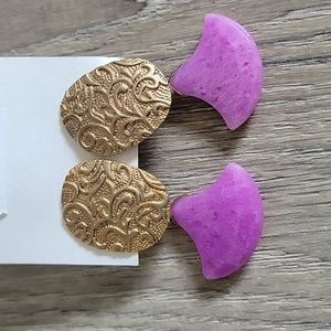 Fuchsia colored quartz and matte gold paisley stud earring